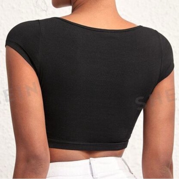 SHEIN Women’s notch neck cropped tee - Picture 2 of 2